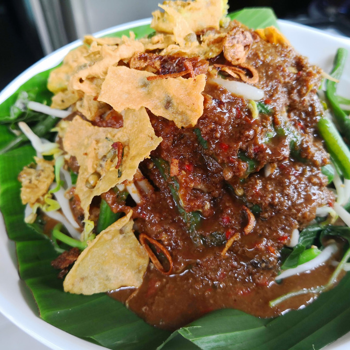 Lontong Pecel Ayam Goreng + Es Teh